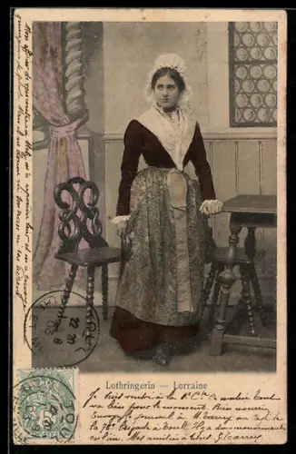 AK Hübsche Frau mit Stühlen in elsass-lothringischer Tracht