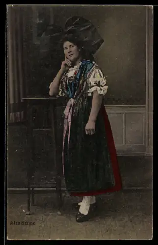 AK Nachdenkliche Frau in elsass-lothringischer Tracht