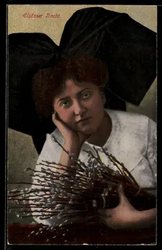 AK Nachdenkliche Frau in elsass-lothringischer Tracht