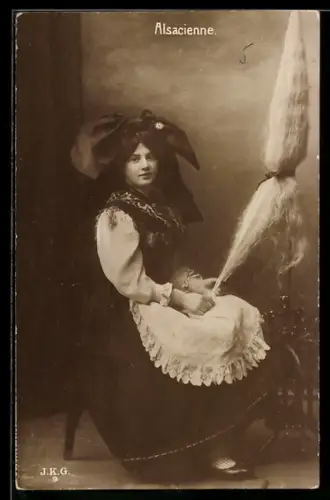 AK Sitzende hübsche Frau in elsass-lothringischer Tracht