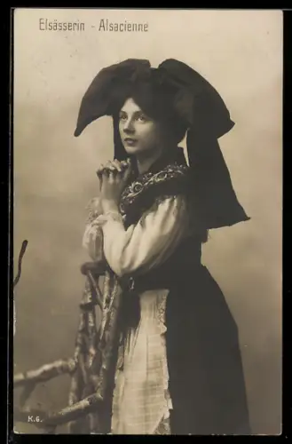 AK Schöne Frau in elsass-lothringischer Tracht mit zum Gebet gefalteten Händen
