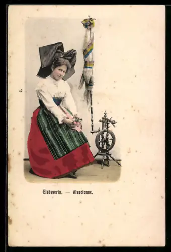 AK Hübsche Frau in elsass-lothringischer Tracht bei einem Spinnrad