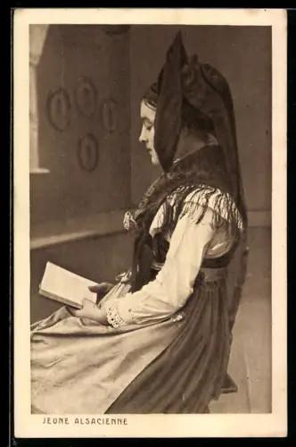 AK Lesende Frau in elsass-lothringischer Tracht im Profil