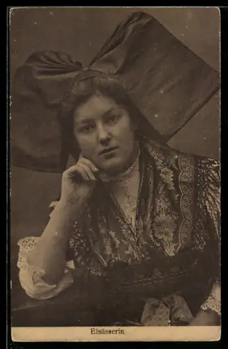 AK Nachdenkliche Frau in elsass-lothringischer Tracht