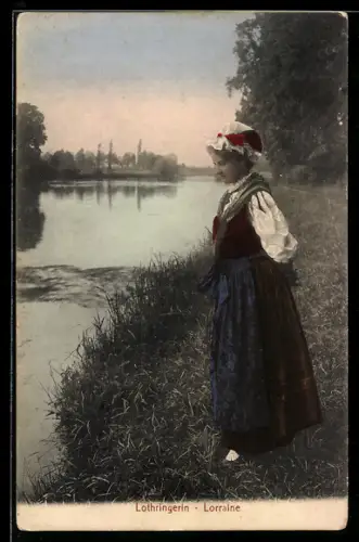 AK Frau in elsass-lothringischer Tracht am Ufer