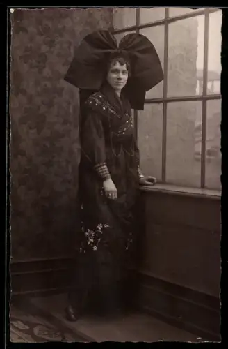 AK Frau in elsass-lothringischer Tracht am Fenster