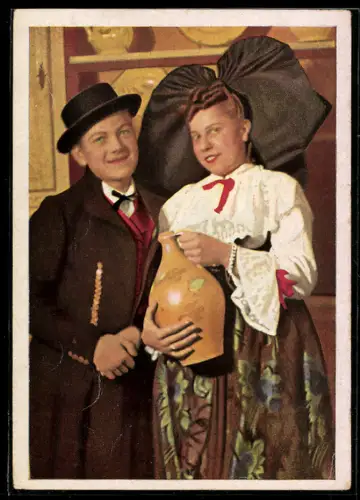AK Paar in elsass-lothringischer Tracht mit Vase