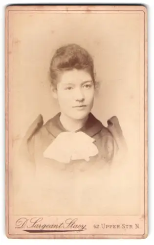 Fotografie D. Sargeant Stacy, London, Upper Street 62, Porträt einer jungen Frau