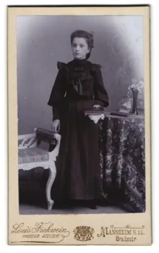 Fotografie Louis Frohwein, Mannheim, Breitestr 14, Junge Dame in elegantem Kleid