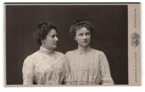 Fotografie Lederle & Flocken, Dürkheim a.H., Leopoldstr. 12, Zwei Frauen in eleganter Kleidung