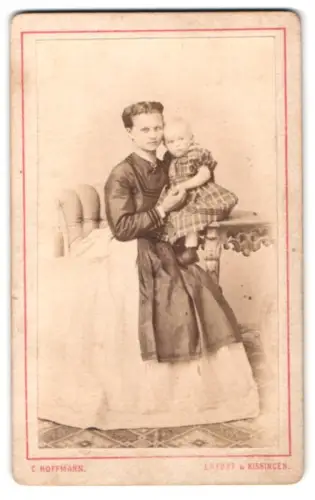 Fotografie C. Hoffmann, Erfurt, Mutter mit Kind auf einem Tisch sitzend
