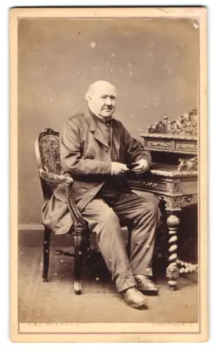 Fotografie T. & J. Holroyd, Harrogate, älterer Herr in elegantem Interieur