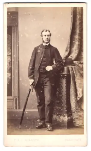 Fotografie T. & J. Holroyd, Harrogate, eleganter Herr mit Spazierstock