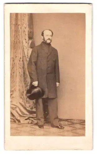 Fotografie C. Schwartz & Co, Berlin, Friedrichstrasse Ecke Mohrenstrasse, Ganzkörperporträt eines Mannes mit Hut