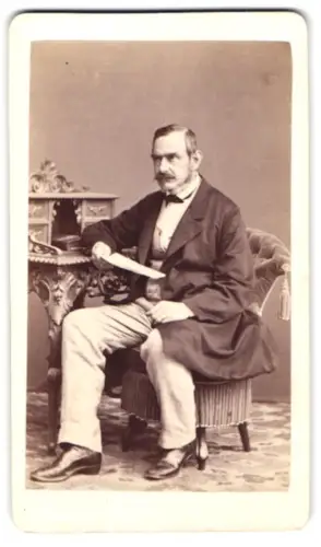 Fotografie M. Keller, Augsburg, Sitzender Herr mit Schreiben