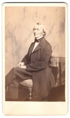 Fotografie H. Richter & Co., Dresden, Waisenhaus-Strasse 30, Sitzender Herr mit vornehmer Haltung