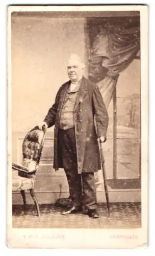 Fotografie T. & J. Holroyd, Harrogate, Älterer Herr mit Schirm
