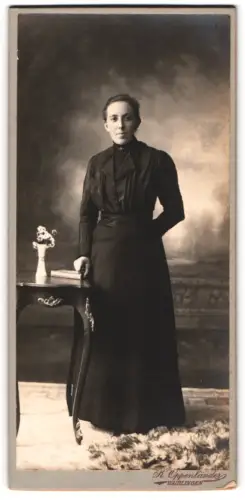 Fotografie K. Oppenländer, Waiblingen, Stehende Frau an einem Tisch 1901