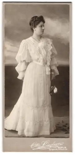 Fotografie Otto Lindner, Berlin, Königstr. 30, Elegante Dame im weissen Kleid