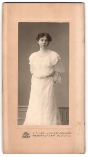 Fotografie K. Culié, Frankfurt am Main, Hochstr. 32, Porträt einer Dame in elegantem Kleid
