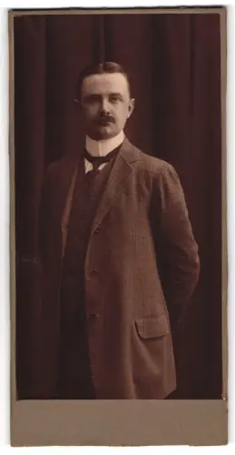 Fotografie unbekannter Fotograf und Ort, Porträt eines Mannes in Anzug