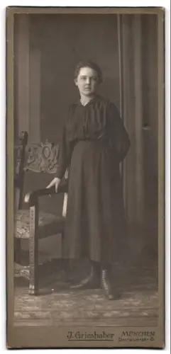 Fotografie J. Grieshaber, München, Dachauerstr. 6, Porträt eines Mädchen in dunklem Kleid