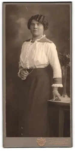 Fotografie C. Samhaber, Aschaffenburg, gegenüber dem Bahnhof, Porträt einer eleganten Frau