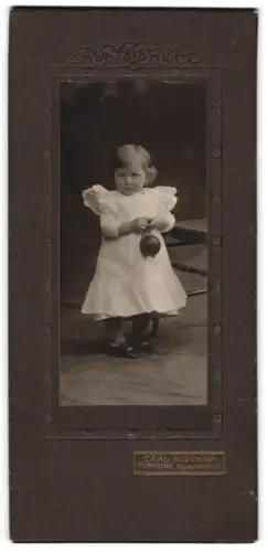 Fotografie Carl Bischof, Nürnberg, Bayreutherstr. 2, Kind in weissem Kleid mit Ball