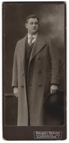 Fotografie Adalbert Werner, München, Elisenstrasse 7, Porträt eines eleganten Mannes