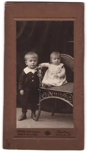 Fotografie S. Muschler, Augsburg, Bahnhofstr. 121, Porträt von zwei kleinen Kindern