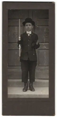 Fotografie unbekannter Fotograf und Ort, Junge im Anzug mit Kerze zur Konfirmation