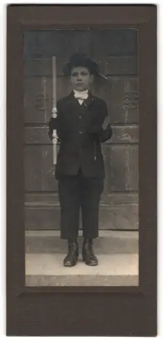 Fotografie unbekannter Fotograf und Ort, Junge im Anzug zur Konfirmation