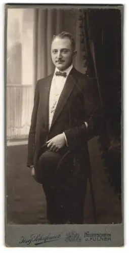 Fotografie Josef Schafranck, Neutitschein, Eleganter Herr mit Melone