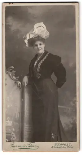 Fotografie Rásem és Társa, Budapest, Soroksári-utcza 11-13, Elegante Dame mit Hut