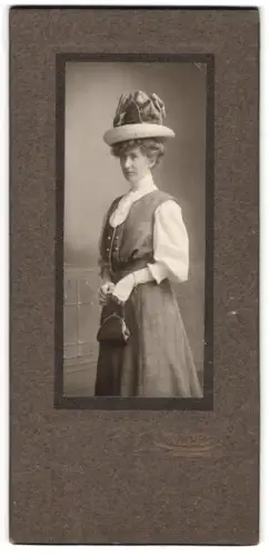 Fotografie Kimmel, Nürnberg, Dame im eleganten Kleid mit Hut