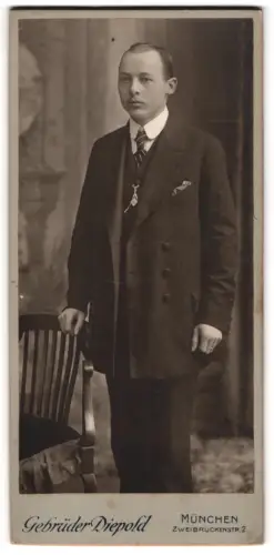 Fotografie Gebrüder Diepold, München, Zweibrückenstr. 2, Eleganter Herr in Anzug