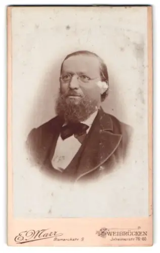 Fotografie E. Marr, Zweibrücken, Bismarckstr. 9, Porträt eines Mannes mit Brille und Bart