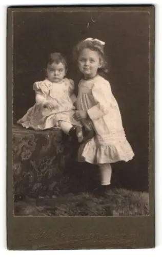 Fotografie Atelier Germania, Gelsenkirchen, am Hauptbahnhof, Zwei Kinder auf einem Fell