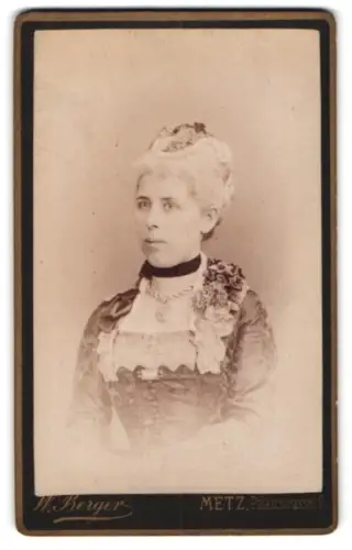Fotografie W. Berger, Metz, Palaststrasse 12, Porträt einer Dame in eleganter Garderobe