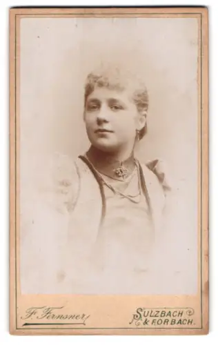 Fotografie Fritz Fernsner, Sulzbach, Bahnhofstrasse, Elegantes Frauenportrait