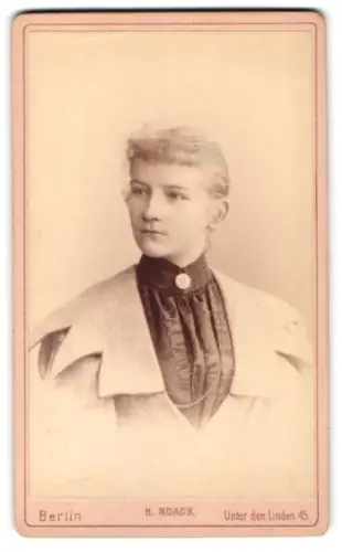 Fotografie H. Noack, Berlin, Unter den Linden 45, Porträt einer Frau in eleganter Kleidung