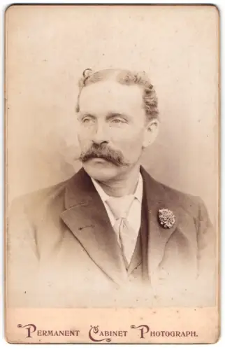 Fotografie unbekannter Fotograf und Ort, Porträt eines Mannes mit Schnurrbart