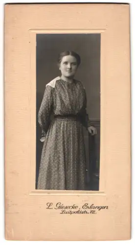 Fotografie L. Giesecke, Erlangen, Luitpoldstr. 72, Porträt einer Dame in elegantem Kleid