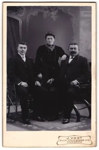 Fotografie J. Vogt, Hamburg, Billh. Röhrendamm 10, Gruppenporträt von drei Personen