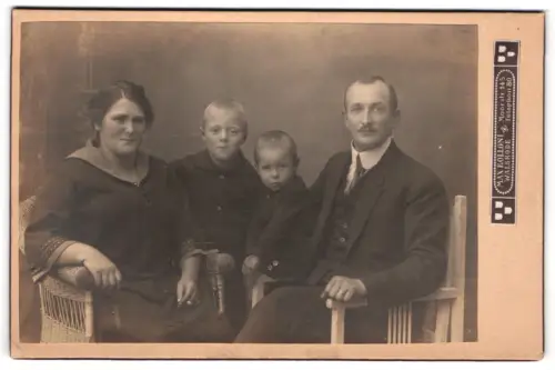 Fotografie Max Boldt, Walsrode, Moorstr. 145, Familienportrait mit Eltern und zwei Kindern