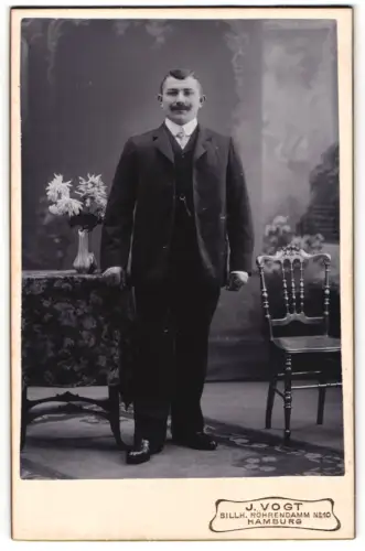 Fotografie J. Vogt, Hamburg, Billhorner Röhrendamm 10, Eleganter Herr mit Blumenarrangement