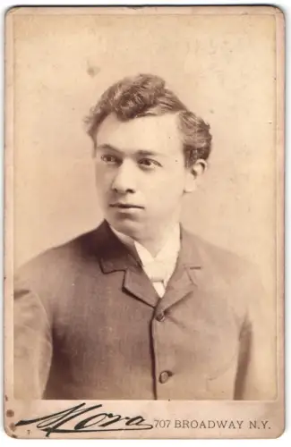 Fotografie Mora, New York, 707 Broadway, Porträt eines Mannes