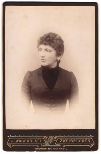 Fotografie J. Wagenblatt, Zweibrücken, Gegenüber der Kath. Kirche, Porträt einer Frau