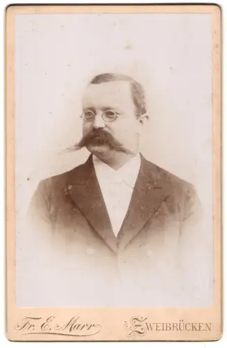 Fotografie Fr. E. Marr, Zweibrücken, Portrait eines Herrn mit markantem Schnurrbart