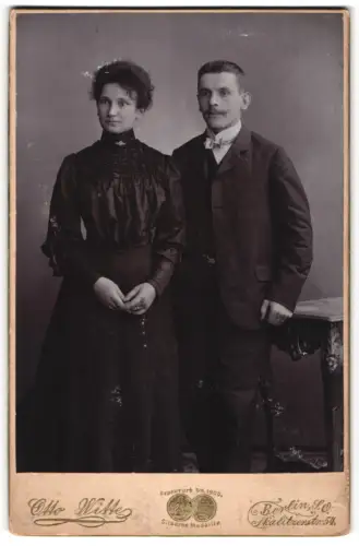 Fotografie Otto Witte, Berlin, Skalitzer Strasse 54, Porträt eines eleganten Paares